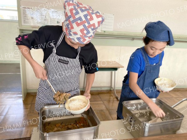 「豚ジンギスカンおいしい」　帯広卸売市場の食材で給食　本別の児童ら 8