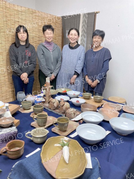 日常で使いやすい陶器や遊び心のある作品が並ぶ会場（左端が主宰する青木さん）