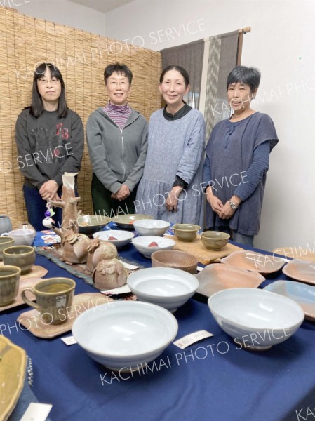 日常で使いやすい陶器や遊び心のある作品が並ぶ会場（左端が主宰する青木さん）