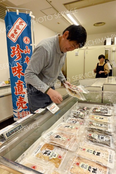 エスタ東館２階で営業を再開した山本水産。