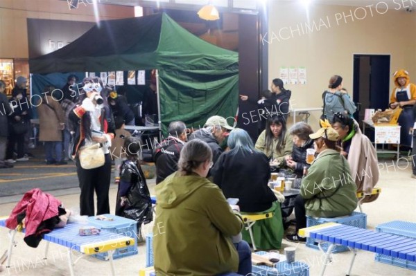 上士幌でハロウィーンイベント　おいしいお酒と食事でにぎわう