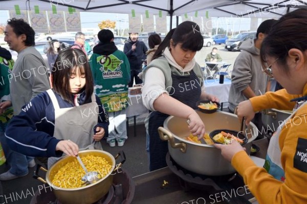 ポトフを盛り付ける生徒たち