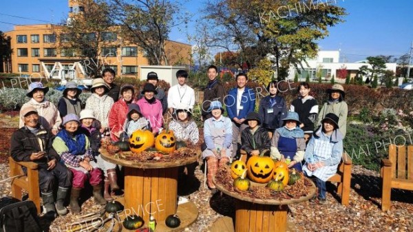 士幌・花あそびの会が花壇の片付け