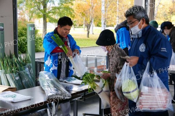 格安の野菜や牛肉を買い求める客でにぎわった農大市