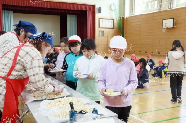 作物収穫し試食　大樹小で食育授業　ＪＡ青年部と女性部が協力 2