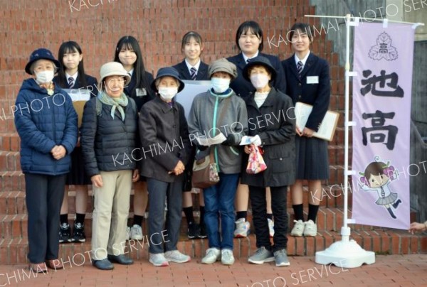 ツアーに参加した町民と池田高校の生徒たち