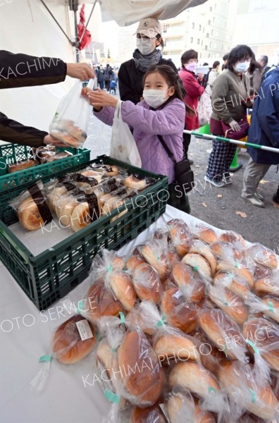 あんぱん祭りに長蛇の列、５日まで開催