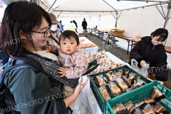 お目当てのあんパンを買い求める来場者（４日午前１１時１０分ごろ、須貝拓也撮影）