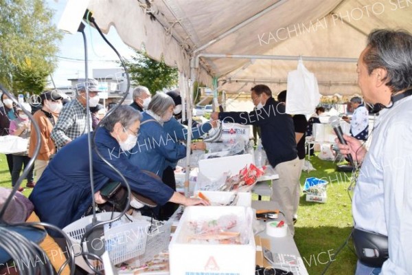 海の幸や旬の野菜買い求める　陸別・北勝光生会感謝市