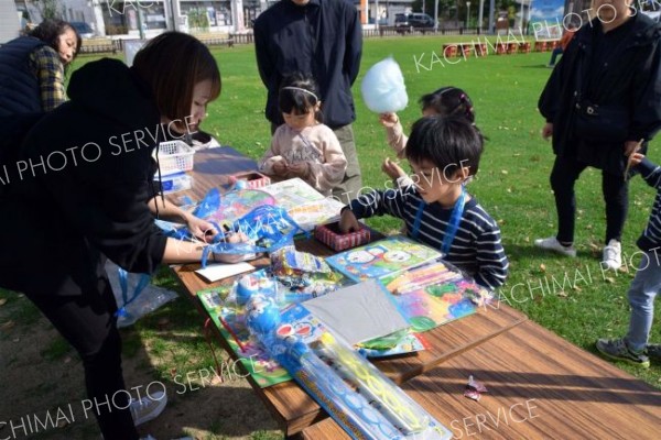 海の幸や旬の野菜買い求める　陸別・北勝光生会感謝市 2