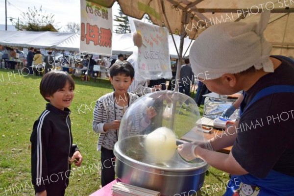 海の幸や旬の野菜買い求める　陸別・北勝光生会感謝市 3