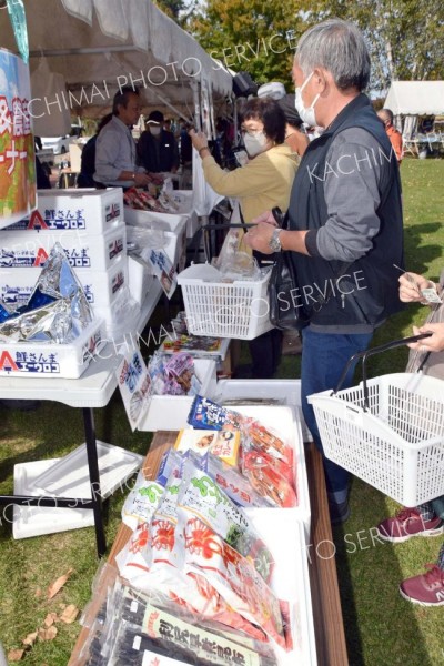 新鮮な海の幸や旬の野菜を買い求める来場者たち