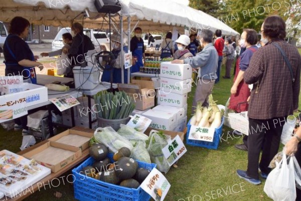 新鮮な海の幸や旬の野菜を買い求める来場者たち