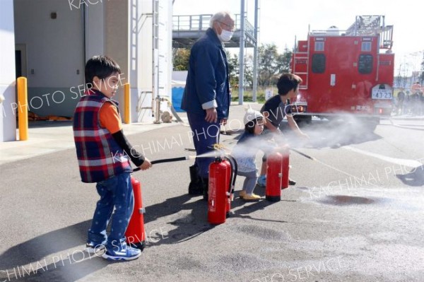 消火器操作を体験する子どもたち