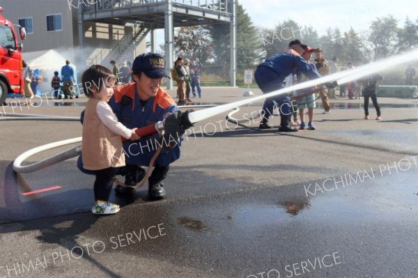 放水体験する子ども