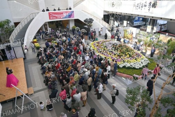 菊まつり閉幕、来場２万１２００人　国際色演出、担い手確保なお課題