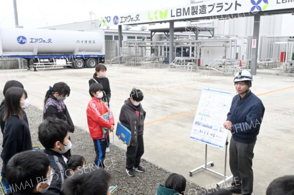 ＬＢＭ製造プラントについて説明を受ける上士幌小児童