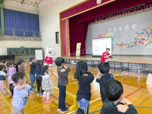 ダンスなど交え読み聞かせも　茂岩保育所で誕生日会　豊頃町