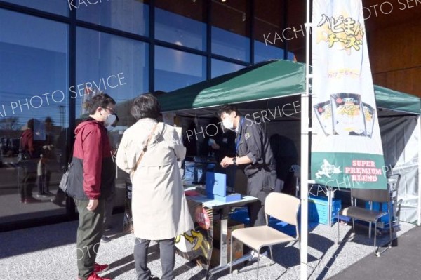 ハピオは店舗入り口横で蒸かしたての「ハピまん」を販売し、オープン日に華を添えた。