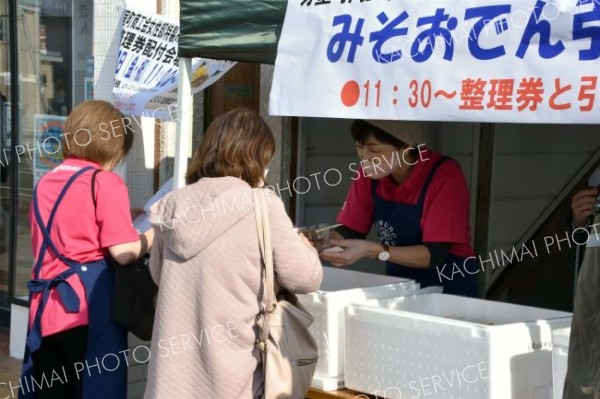 伝統のみそおでんも堪能　芽室町商工会女性部「昭和レトロ喫茶」　５５周年で１日限定開店