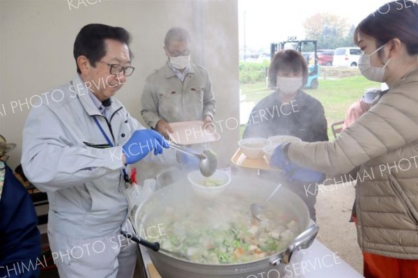 野菜がたっぷり入った豚汁をよそう町社協の石川事務局長（左）