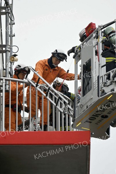 はしご車での救助訓練を行う署員たち