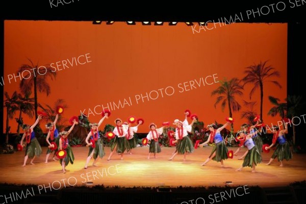 ハワイをイメージ、優雅なダンス　帯広でフラ発表会