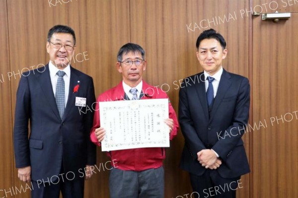 新得町が植村土建に感謝状　屈足保育園に安全マット寄付