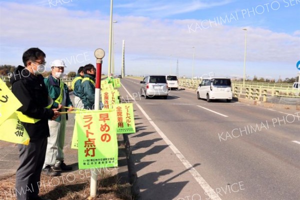 「早めのライト点灯を」　西和地区道路維持協が街頭啓発と清掃