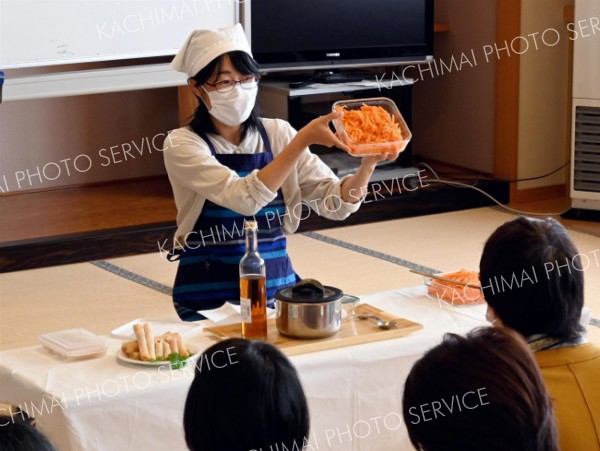 ニンジンの常備菜の作り方を紹介する木村さん。白和えやサンドイッチの具材などさまざな応用ができる