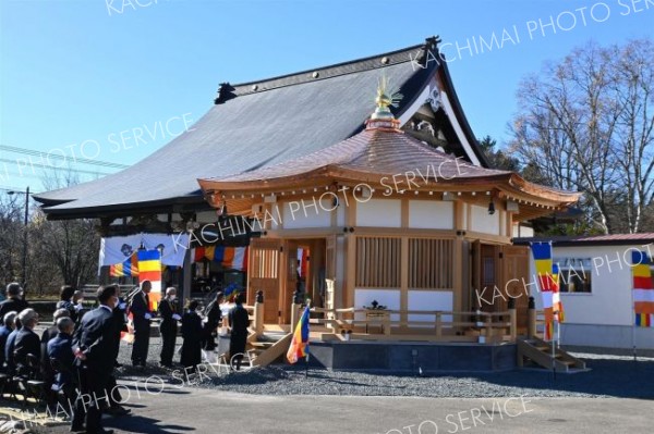 西然寺に新たに拘留された太子堂で関係者が参列して落慶法要と遷座式が執り行われた