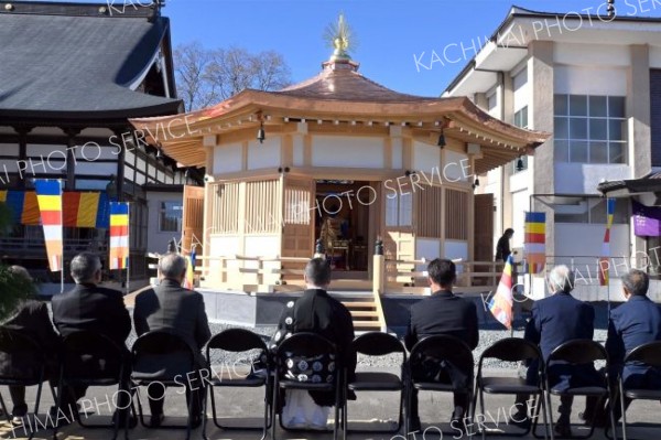 西然寺に新たに拘留された太子堂で関係者が参列して落慶法要と遷座式が執り行われた