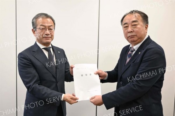 佐野副町長に要望書を手渡す明瀬会長（右）