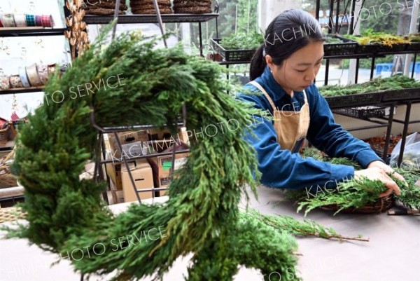 クリスマスシーズン前、リース教室が盛況　真鍋庭園