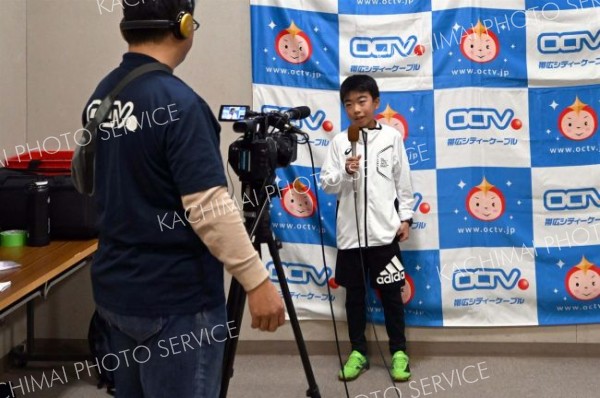 テレビリポーターの仕事を体験する子ども（須貝拓也撮影）