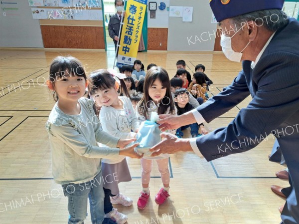 「虫歯にならないでね」　幼稚園児に歯ブラシ贈る　新得町ライオンズクラブ