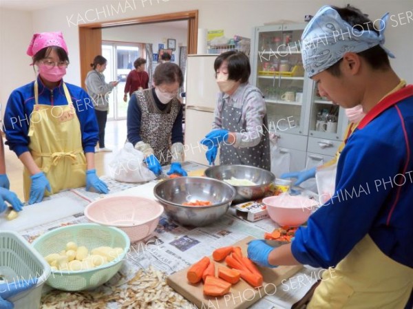 一緒にチキンカレー作り楽しむ　更別農高生が高齢者と交流