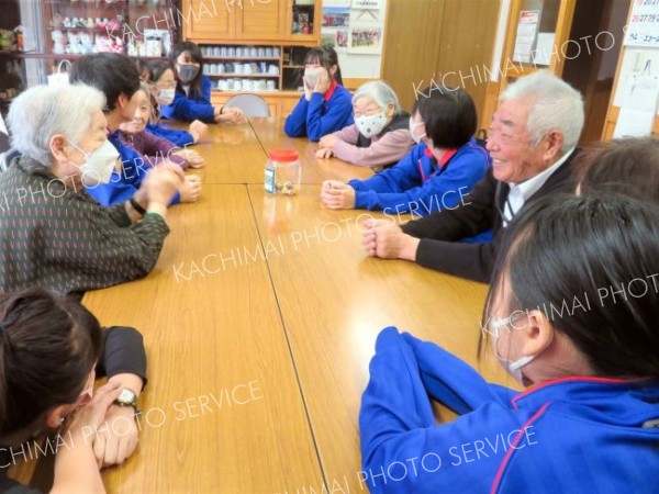 交流を楽しむ高齢者と更農の生徒たち