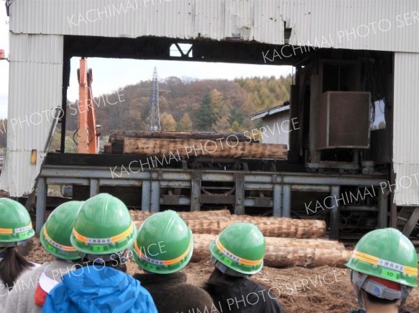 森の働きや製材学ぶ　浦幌小４年生が森林体験