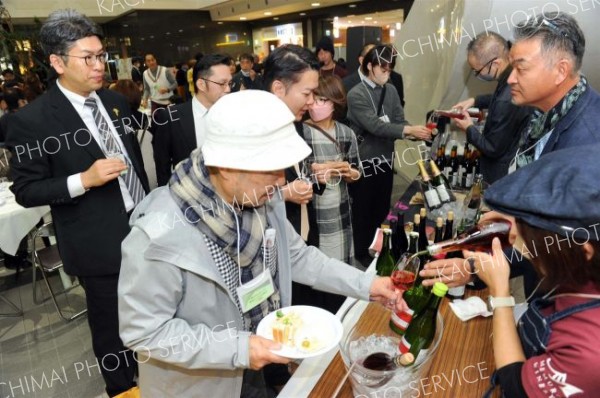 「とかち果実酒研究会」を設立した管内４ワイナリーが１３種類のワインを提供。大勢の参加者が楽しんだ