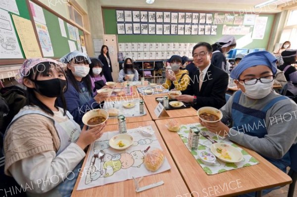 地場産食材をふんだんに使った給食を米沢市長と一緒に味わう児童（須貝拓也撮影）