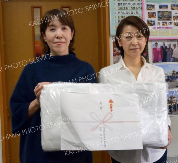 池田町商工会女性部がタオルを寄付