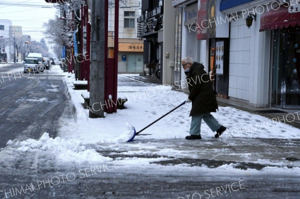 帯広市中心部で歩道の雪かきをする男性（２８日午前７時５０分ごろ、帯広市西１南１０で）