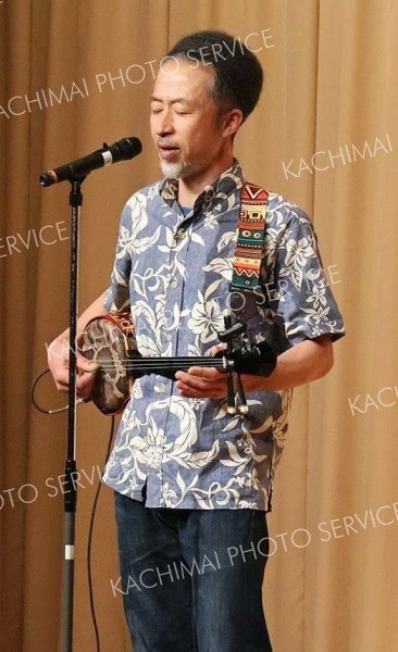沖縄の民謡を披露する男性