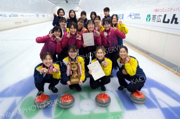 女子の上位入賞チーム。前列が優勝の帯畜大川村