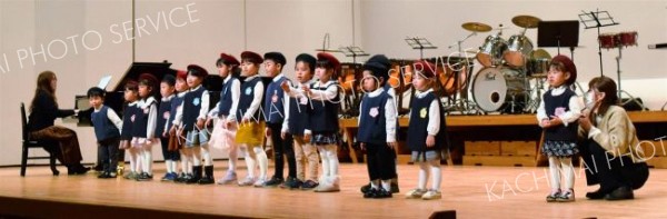 元気な歌声を披露した池田カトリック幼稚園の園児たち