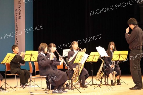 息の合った演奏を披露する共栄中学校吹奏楽部のメンバーら