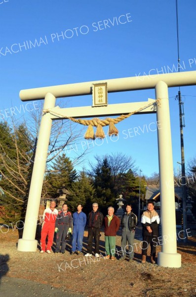 池田神社の鳥居に４年ぶり、しめ縄を新調