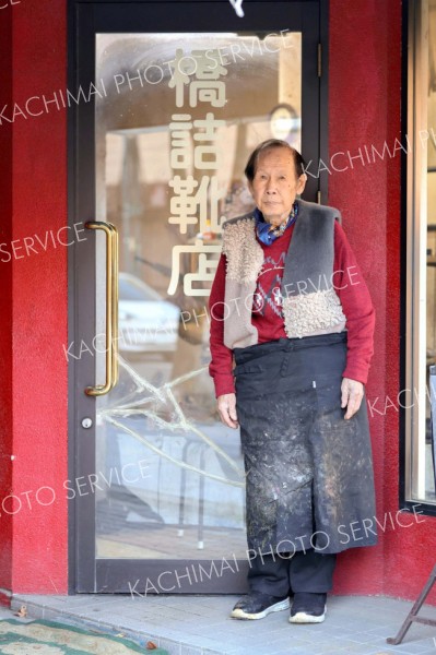 店の前に立つ橋詰さん