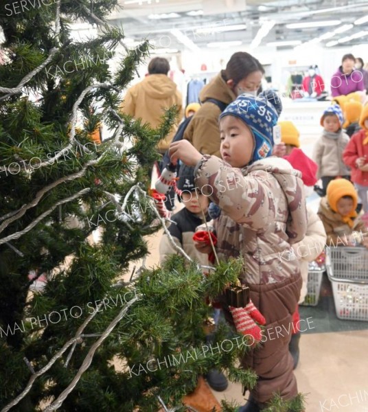 クリスマスツリー飾ったよ　エスタ帯広に幼稚園児～師走スケッチ